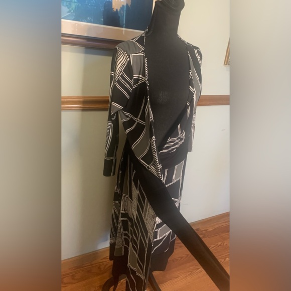 Jones New York Black, gray and white graphic Print.
Wraparound Dress size 8 - Picture 6 of 9